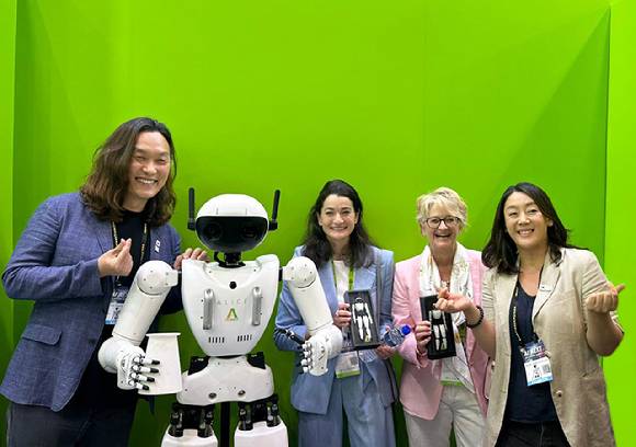 (왼쪽부터)한재권 한양대에리카 로봇공학과 교수, 엔비디아 관계자들, 엄윤설 에이로봇 대표가 지난 5월 21일 대만 타이베이 난강전시센터에서 열린 컴퓨텍스 2025에서 '엘리스'와 기념사진을 찍고 있다. [사진=에이로봇]