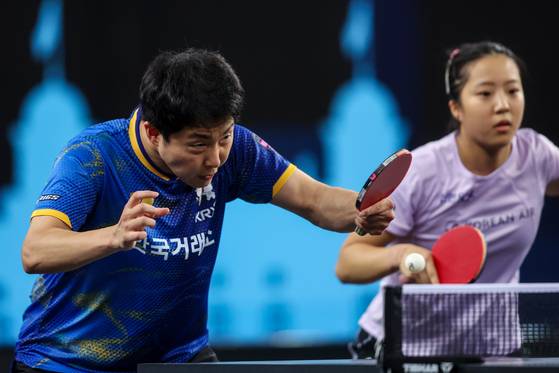 WTT컨텐더 자그레브 혼합복식 결승전에서 임종훈(왼쪽)과 신유빈이 중국의 황유정-천이 조를 상대로 경기를 펼치고 있다. 임-신 조는 중국을 3-0으로 꺾고 우승을 차지했다. 올해 WTT 시리즈 3승째다. 둘은 지난해 파리올림픽 혼합복식에서 동메달을 합작한 오랜 짝꿍이다. [신화=연합뉴스]