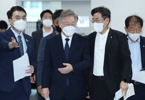 2021년 7월 22일 당시 더불어민주당 대선 경선 후보였던 이재명 대통령이 기본소득 정책 발표를 위해 서울 여의도 국회 소통관에 들어서고 있다. 이 대통령 왼쪽이 김남국 대통령실 국민디지털소통비서관. 임현동 기자