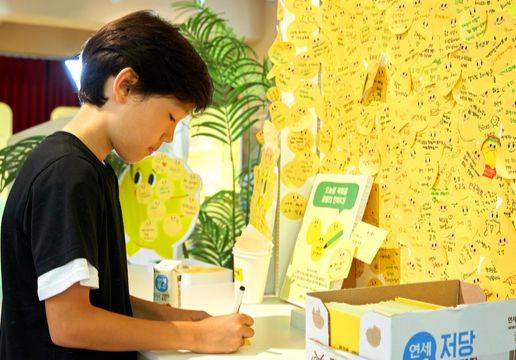 서울 광화문에서 열린 소이캠페인하우스를 찾은 김산하 학생기자가 지속가능성을 위해 노력하는 농부들에게 보내는 응원 메시지를 썼다.