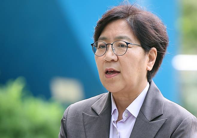 정은경 보건복지부 장관 후보자가 30일 서울 중구 T타워에 마련된 인사청문회 준비 사무실로 출근하며 취재진의 질문에 답변하고 있다. 뉴스1