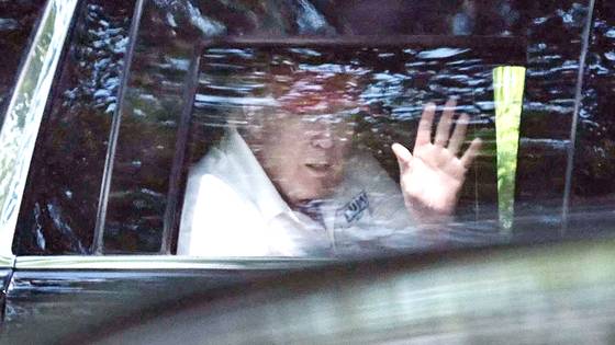 도널드 트럼프 미국 대통령이 현지시간 28일 버지니아주 스털링의 골프 클럽에서 출발하며 차 안에서 손을 흔들고 있다. AFP=연합뉴스