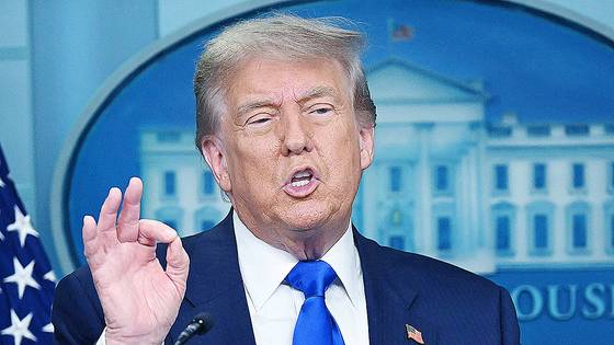 도널드 트럼프 미국 대통령이 지난 27일(현지시간) 워싱턴 D.C. 백악관 브래디 브리핑룸에서 기자회견을 하고 있다. AFP=연합뉴스