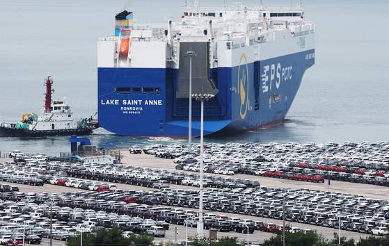 30일 경기도 평택항에 수출용 자동차가 세워져 있다. 연합뉴스