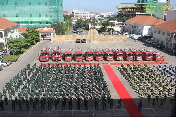 지난 2020년 캄보디아 현지에서 열린 경기도 소방재난본부 불용소방차량 전달식의 모습. 사진 소방청