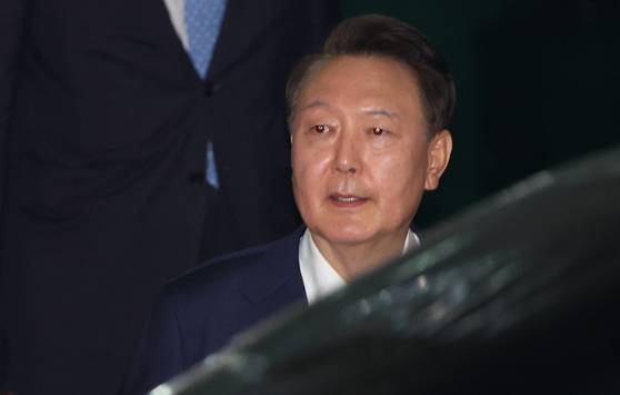 윤석열 전 대통령이 지난 29일 새벽 서울 서초구 서울고검 청사에 마련된 내란 특검팀 사무실에서 피의자 신분으로 조사를 마친 뒤 귀가하고 있다. 뉴스1