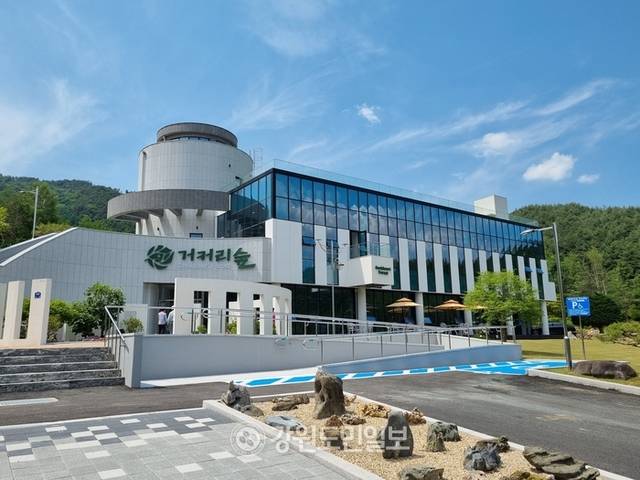 ▲ 평창군 진부면 능골길 백적산 기슭 6만여 평의 산림속에  오픈한 북카페 거커리 숲 전경. 신현태