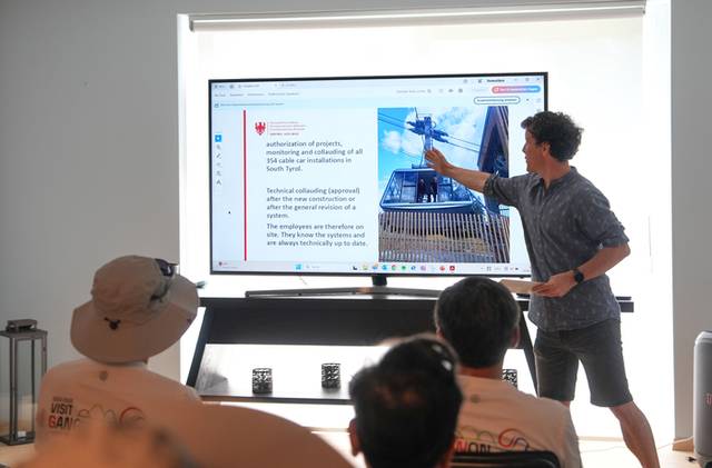 ▲ 강원도 대표단이 29일(현지시간) 이탈리아 남티롤 도 돌로미티 지역 내 리조트에서 남티롤 관계자로부터 현지 케이블카에 대한 설명을 듣고 있다. 도 제공