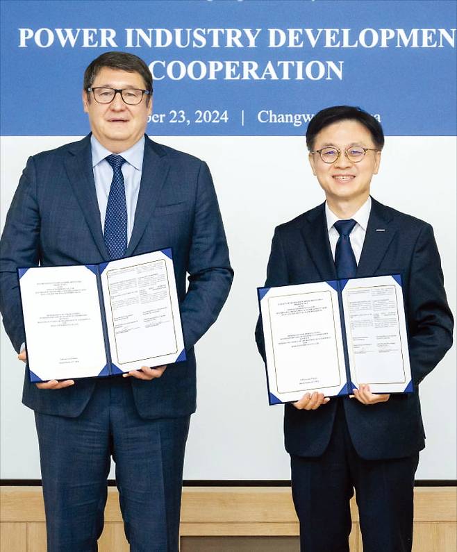 산업통상자원부 장관 후보자로 지명된 김정관 두산에너빌리티 사장이 지난해 10월 23일 두산에너빌리티 창원 본사에서 알마사담 삿칼리에브 카자흐스탄 에너지부 장관(왼쪽)과 ‘카자흐스탄 발전산업 개발 협력’을 위한 양해각서(MOU)를 체결한 뒤 기념 촬영하고 있다.   두산에너빌리티 제공