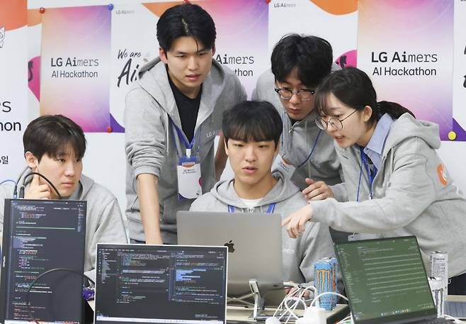 LG가 지난 4월 개최한 해커톤 행사에서 인공지능(AI) 전문가를 꿈꾸는 청년들이 과제를 수행하고 있다. /사진=한경DB