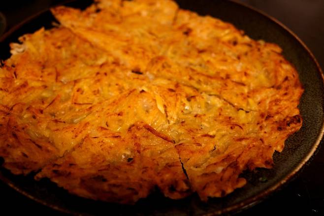 서울 강남구에 위치한 한식집 '가람국시'의 호박전. 사진=이준형 블루밍비트 기자