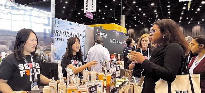 지난 5월 미국 시카고에서 열린 세계 최대 외식·푸드산업 박람회 ‘미국레스토랑협회(NRA)’에서 CJ제일제당이 한국소스 제품을 선보이고 있다. /한경DB