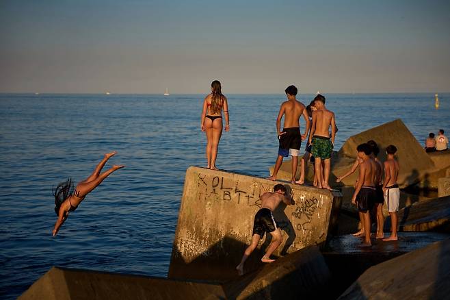 바르셀로나에서 더위를 식히는 시민들 / 사진=AP