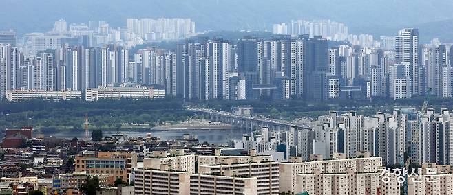 정부가 6억원 이상 주택담보대출을 금지하는 초고강도 대출 규제를 시행하면서 서울 아파트의 70% 이상이 대출액 감소의 영향을 받게 됐다. 사진은 지난 29일 서울 남산 간이전망대에서 바라 본 강남 일대의 고급 아파트 단지. 서성일 선임기자