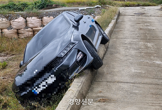 지난해 11월 충넘 서천군에 사는 하창호씨의 차가  논두렁 경계석에 걸려 멈춰 서있다. 하씨는 장화를 신고 브레이크 페달로 오인해  가속 페달을 밟았다가 사고가 났다고 했다. 본인 제공