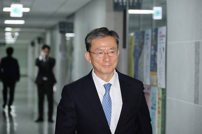 이재명 정부의 첫 법무부 장관 후보자로 지명된 정성호 후보자가 30일 서울 여의도 국회 의원회관 의원실로 들어서고 있다. 연합뉴스