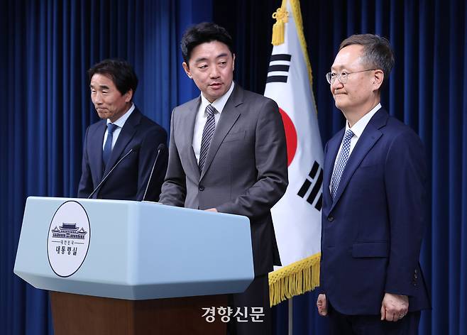 강훈식 대통령 비서실장(가운데)이 29일 서울 용산구 대통령실 브리핑룸에서 인사 관련 브리핑을 하고 있다. 왼쪽은 전성환 경청통합수석, 오른쪽은 봉욱 민정수석. 대통령실사진기자단