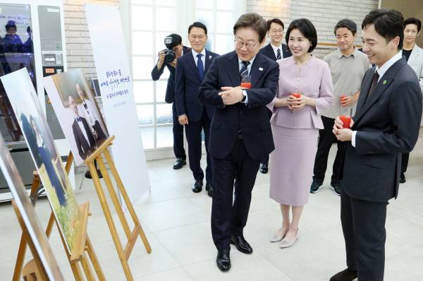 이재명 대통령과 김혜경 여사가 30일 서울 용산 대통령실 파인그라스에서 열린 문화예술계 수상자 간담회에서 토니상 6관왕을 석권한 뮤지컬 ‘어쩌면 해피엔딩’ 박천휴 작가 등 참석자들과 환담을 하고 있다. 2025.6.30 [대통령실통신사진기자단]