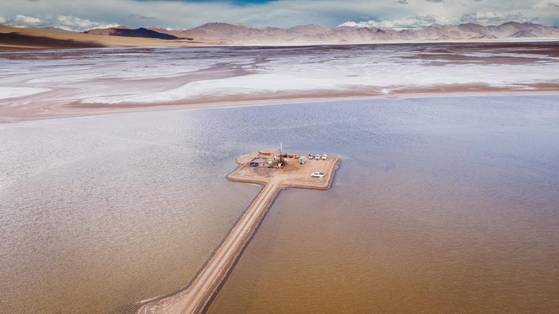 Posco workers conduct on-site work at the Hombre Muerto salt pan in Salta, Argentina, where the firm sources lithium brine in this photo archived on Oct. 11, 2022. [POSCO HOLDINGS]