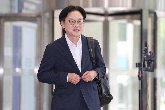 Industry minister nominee Kim Jung-kwan heads to his office for parliamentary confirmation hearing preparations in southern Seoul on June 30. [YONHAP]