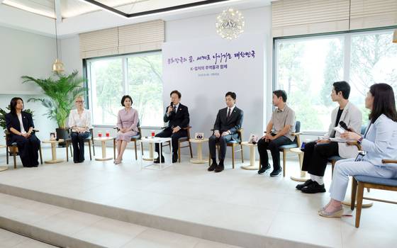 President Lee Jae Myung, fourth from left, speaks during a meeting with leading cultural figures at the Pine Grass reception hall in front of the Yongsan presidential office in central Seoul on June 30. Attendees included Tony award-winning musical writer Hue Park, soprano Sumi Jo, ballerino Park Youn-jae and director Kim Won-suk. [PRESIDENTIAL OFFICE]