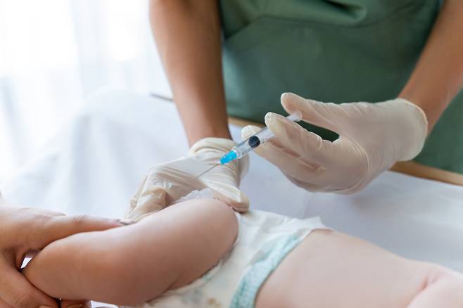 최근 호흡기세포융합바이러스(RSV) 항체주사가 국내에 도입되며 예방의 길이 열렸지만 이를 관리할 코드가 없어 병의원에서 접종이 어려운 실정이다. 게티이미지뱅크