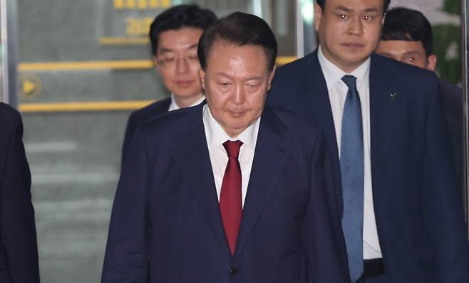 피의자 신분으로 내란 특검 조사를 받은 윤석열 전 대통령이 서초구 서울고검 청사를 나서고 있다. 사진공동취재&nbsp;&nbsp;