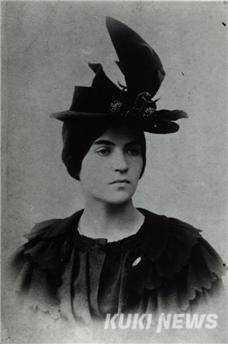 수잔 발라동, 모자를 쓴 초상, 1885년경, 파리 시립 도서관, 마거리트 뒤랑(BMD)