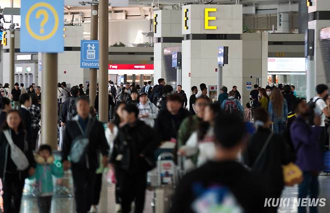 지난달 연휴를 앞둔 2일 인천국제공항 제1여객터미널에서 승객들이 이동하고 있다. 쿠키뉴스 자료사진