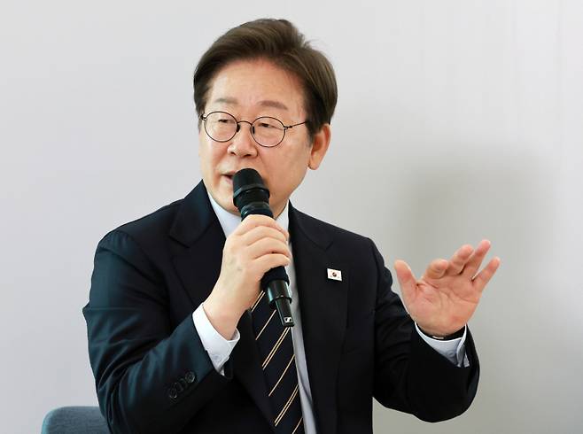 이재명 대통령이 30일 서울 용산 대통령실 파인그라스에서 열린 문화예술계 수상자 간담회에서 발언하고 있다. 연합뉴스