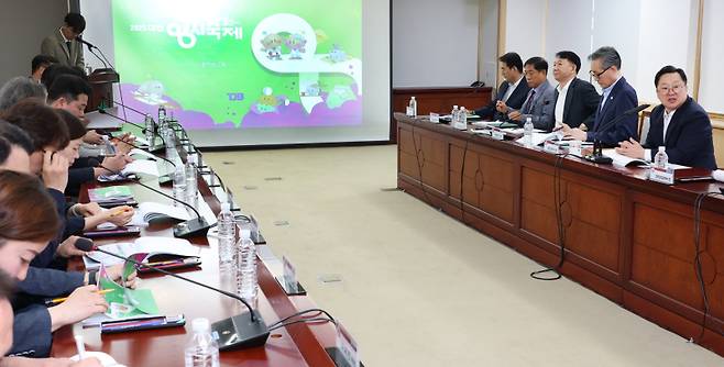 이장우 대전시장이 30일 대전 0시 축제 중간 보고회를 주재하고 있다. 대전시