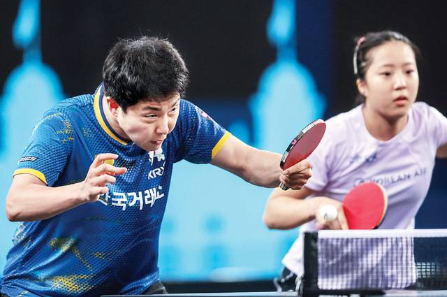 임종훈(왼쪽)이 29일(한국시간) 크로아티아 자그레브에서 열린 월드테이블테니스 컨텐더 자그레브 2025 혼합복식 결승전에서 백핸드 공격을 하고 있다. 이날 임종훈-신유빈 조는 중국의 황유정-천이 조를 세트스코어 3대 0으로 누르고 우승을 차지했다. 신화연합뉴스