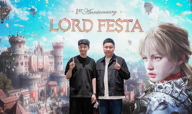 왼쪽부터 한재영 스마일게이트 메가포트 이사, 김효재 엔엑스쓰리게임즈 PD. 게임사 제공