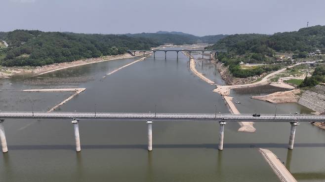 영주시는 7월 1일부터 별도 해제 시까지 영주댐 저수구역 전역을 낚시금지구역으로 지정하고 낚시와 함께 야영, 취사 등 일체의 행위를 전면 금지한다고 밝혔다.  사진은 영주댐.   영주시 제공