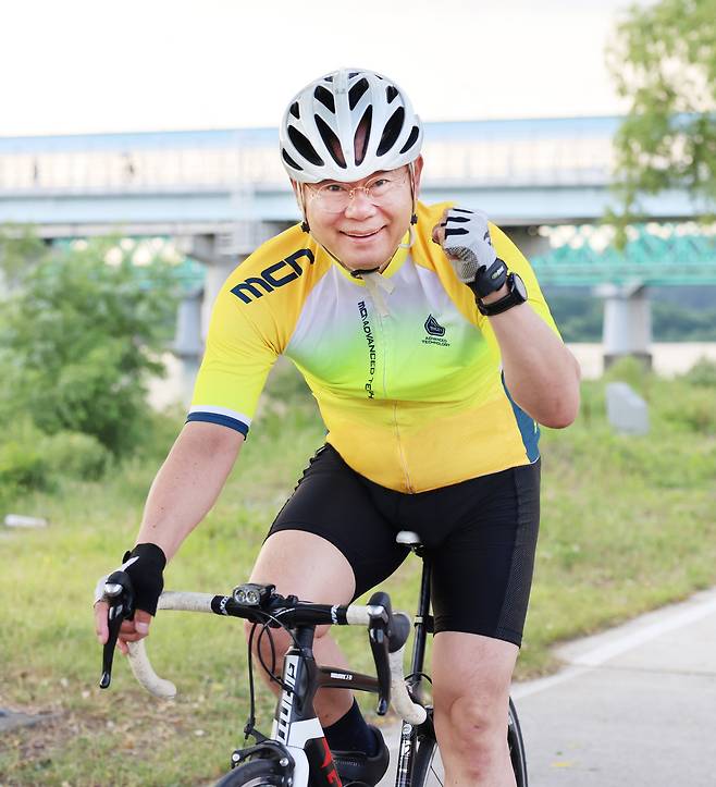 자전거를 타고 주민과 소통에 나서는 김재욱 칠곡군수.   칠곡군 제공