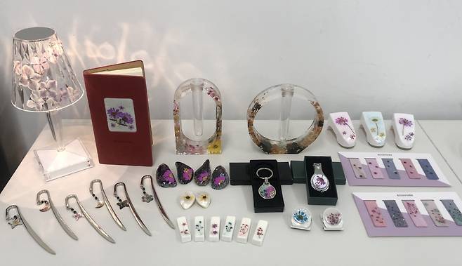 이연심 작가가 만든 소품들. 이 가운데 왼쪽에 있는 수첩과 책갈피는 김제시 고향사랑기부제의 답례품으로 정해져 인기를 모으고 있다.