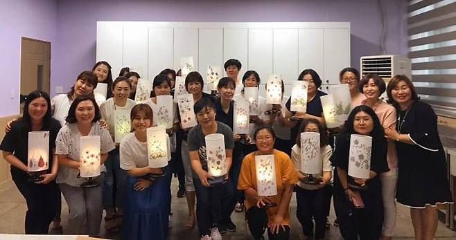 이연심 작가가 체험교실에서 압화등 만들기를 한 뒤 수강생들과 사진을 찍고 있다. 이연심 작가 제공.