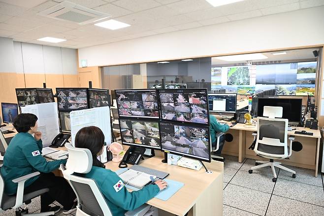 거창군 CCTV관제센터 요원들이 실시간 모니터링을 하고 있다. 거창군 제공