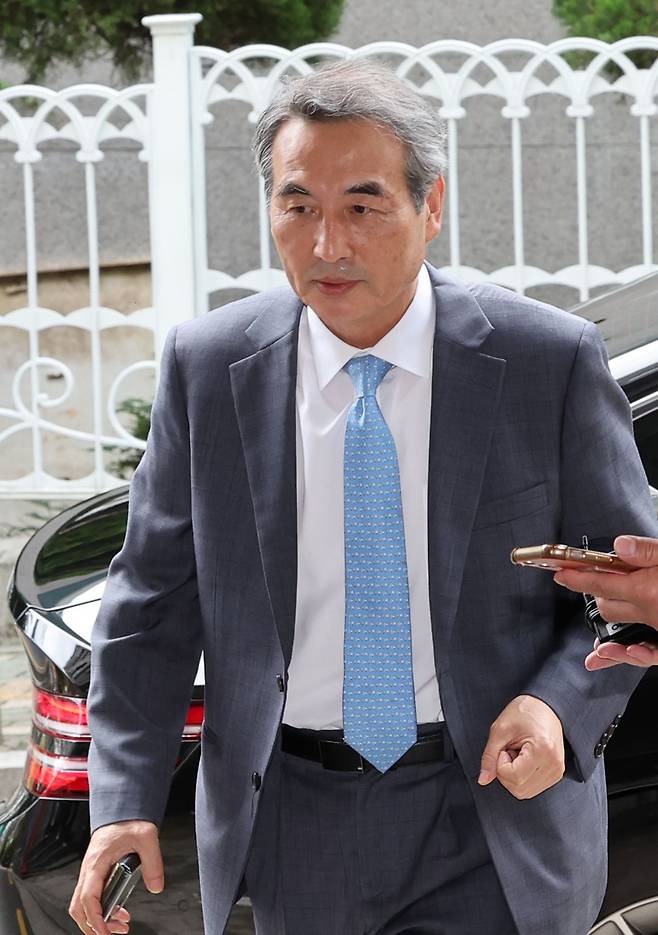 윤석열 전 대통령 부인 김건희 여사와 관련한 각종 의혹 사건을 수사하는 민중기 특별검사가 30일 서울 서초구에 마련된 특검팀 사무실로 출근하고 있다. 연합뉴스