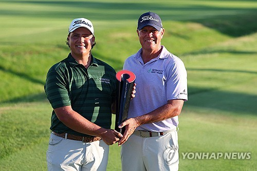 아버지와 함께 우승컵을 든 포트기터. / 사진=연합뉴스