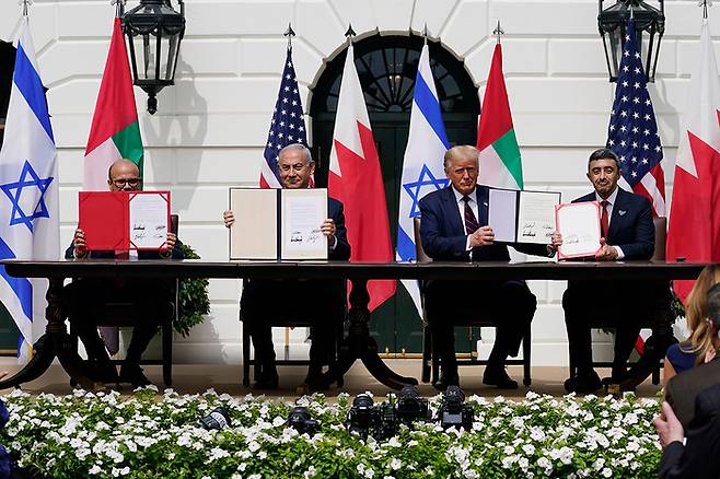지난 2020년 9월 당시 미국 백악관에서 이스라엘의 베냐민 네타냐후 총리(왼쪽부터)와 도널드 트럼프 미국 대통령, 바레인의 압둘라티프 빈 라시드 알자야니 외무장관, UAE의 셰이크 압둘라 빈 자예드 알나흐얀 외무장관이 국교 정상화 협정인 ‘아브라함 협정’ 에 서명한 뒤 기념 촬영을 하고 있다. <AP 연합뉴스>