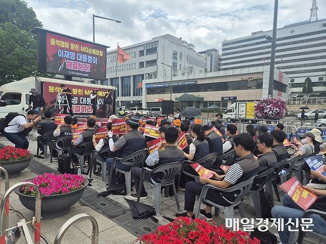 30일 MG손보노조와 전국사무금융서비스노조는 용산 대통령실 맞은 편에서 MG손보의 정상매각을 촉구하며 집단 단식 농성 돌입 총회 및 투쟁대회를 하고 있다. [최종일 기자]