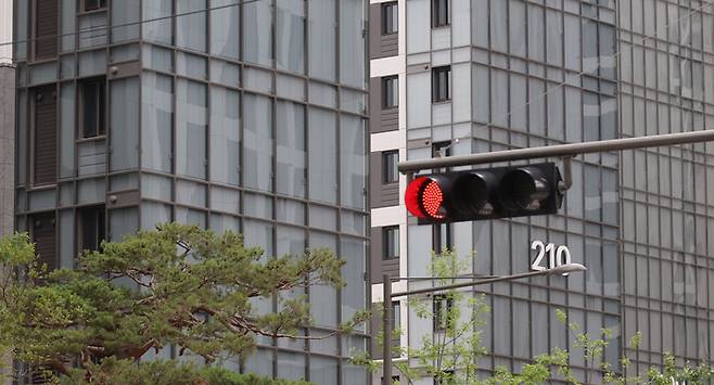 오늘부터 입주자를 맞이한 서초메이플 자이 앞으로 신호등 빨간불이 점멸하고 있다. [이승환 기자]