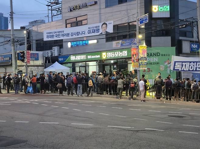지난 12일 새벽 서울 구로구 남구로역 2번 출구 인근 인력시장에 일용직 건설 근로자 수백명이 몰려들어 일감을 기다리고 있다. [박재영 기자]
