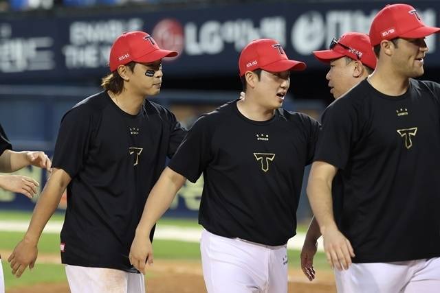 고종욱(왼쪽)과 이범호 감독. 사진=KIA 제공