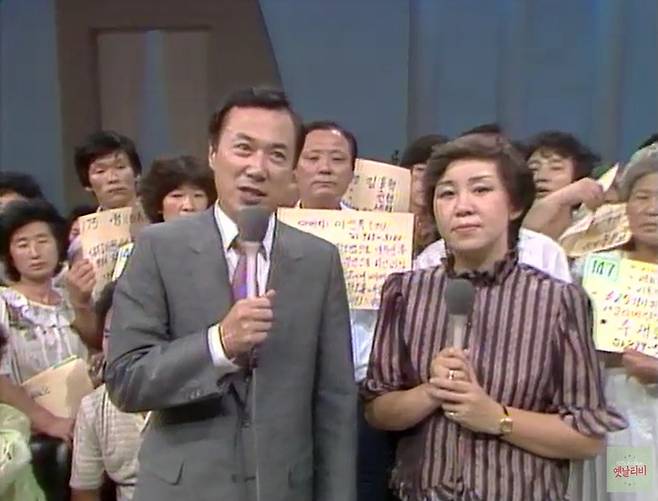 1983년 6월30일 밤 10시15분부터 약 1시간 30분 진행될 예정이었던 '이산가족을 찾습니다'는 가족을 찾으려는 이들이 몰리면서 오전 2시30분까지 연장 방송하게 됐다. /사진=유튜브 채널 ' 옛날티비 : KBS Archive' 영상