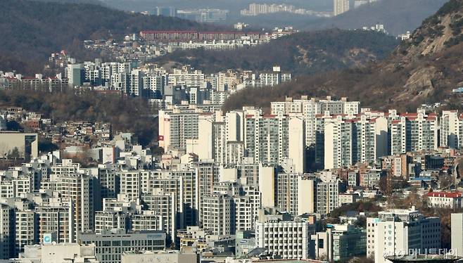 [서울=뉴시스] 김혜진 기자 = 11월 '악성 미분양'으로 분류되는 준공 후 미분양 주택이 한 달 전보다 1.8% 늘었다. 특히 서울은 15.3% 증가한 것으로 나타났다. 31일 국토교통부가 발표한 11월 주택통계에 따르면 지난달 말 기준 전국의 미분양 주택은 6만5146호로 전월 대비 690호(1.0%) 감소했다. 사진은 31일 서울 중구 남산에서 바라본 서울시내 아파트. 2024.12.31.   jini@newsis.com /사진=김혜진