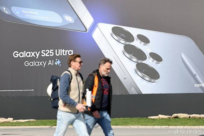 스페인 바르셀로나 피라 그란 비아 전시장 앞에 삼성 갤럭시S25 울트라 광고판. /사진=뉴스1 /사진=(바르셀로나(스페인)=뉴스1) 민경석 기자