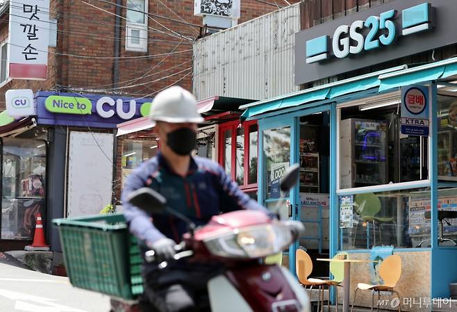 서울 시내에 편의점이 나란히 들어서 있다.  /사진=뉴스1