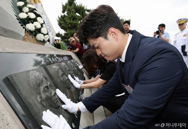 (평택=뉴스1) 김영운 기자 = 김용태 국민의힘 비상대책위원장이 29일 경기 평택시 해군 제2함대사령부에서 열린 제2연평해전 승전 23주년 기념행사에서 해전 영웅들의 얼굴 부조상을 어루만지고 있다. 2025.6.29/뉴스1  Copyright (C) 뉴스1. All rights reserved. 무단 전재 및 재배포,  AI학습 이용 금지. /사진=(평택=뉴스1) 김영운 기자